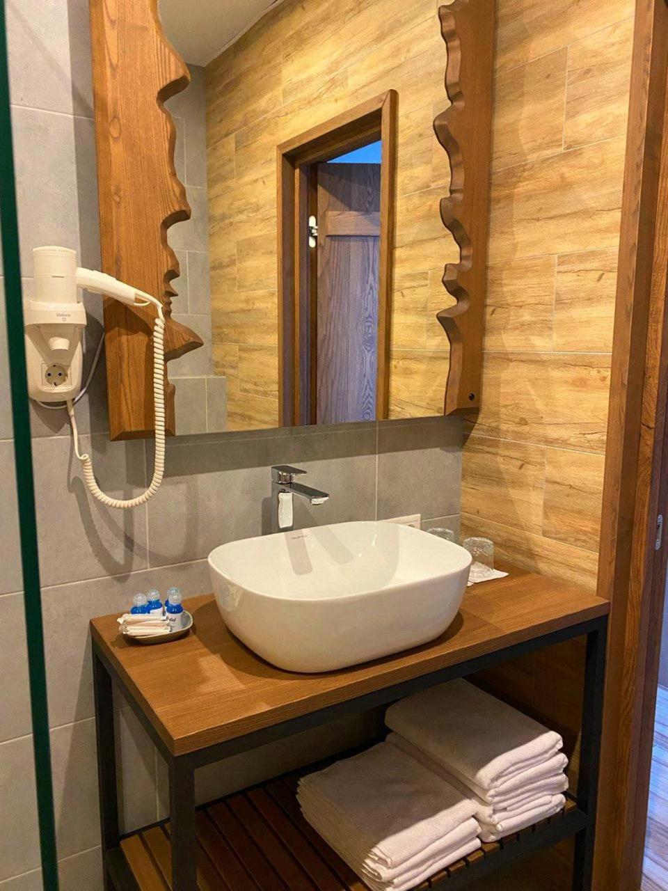 Фільварок Кмитів Hotel Velyki Kosharishcha ภายนอก รูปภาพ